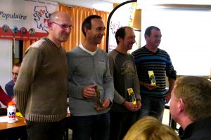 Remise des trophées pour les meilleures randos Vtt 2014 par Jean-Jacques Cadalen, president de la commision VTT FSGT 29 à Hervé Tréguer (pour le club de Milizac VTT Loisirs, 2ème), Hubert Croguennoc (pour l'Amicale Laïque de PLouzané, meilleure rando 2014), et Thierry Le Bars (pour le club de Coat-Meal VTT, 3ème).